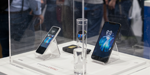 Plexiglas-Tresor mit Gewinnen auf einem Messestand
